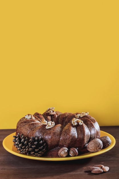 Herfst chocoladetaart gedecoreerd met ananas, eikels, walnoten en amandelen