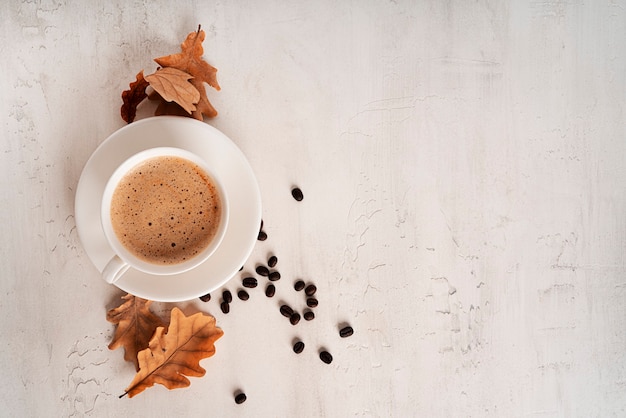 Herfst compositie. een kopje koffie met melk, sjaal, herfstbladeren. plat lag, bovenaanzicht, kopieer ruimte. hoge kwaliteit foto