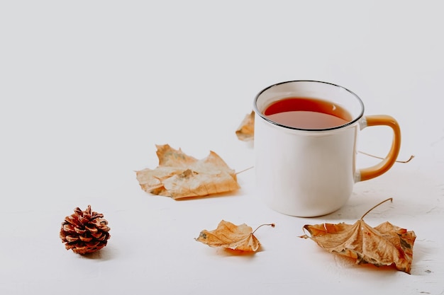 Foto herfst compositie kopje thee en herfstbladeren