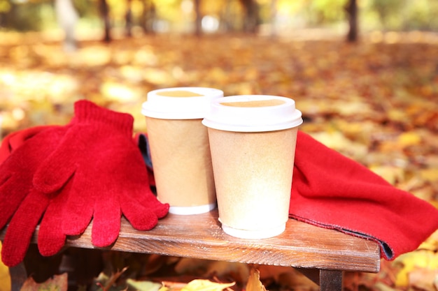 Herfst compositie met warme drank op natuur achtergrond