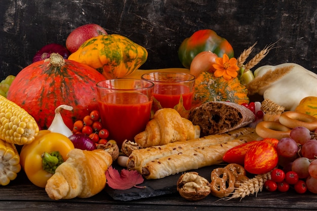 Herfst compositie Thanksgiving concept stilleven met fruit pompoen groenten