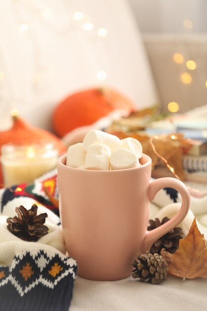 Herfst concept met kopje koffie met marshmallow en trui