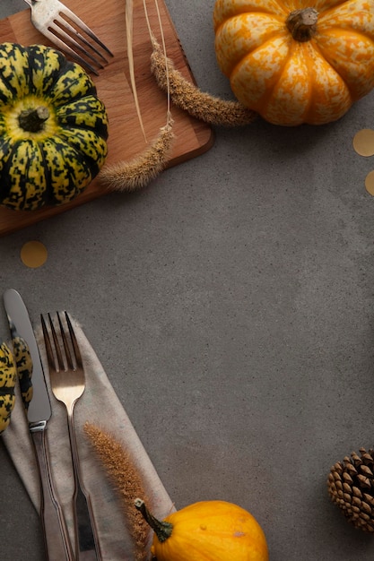 Herfst couvert levensstijl thanksgiving achtergrond met bestek en pompoenen