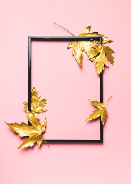 Herfst en herfst plat frame gouden bladeren creatief op roze achtergrond flora blad in poster mockup kopie ruimte