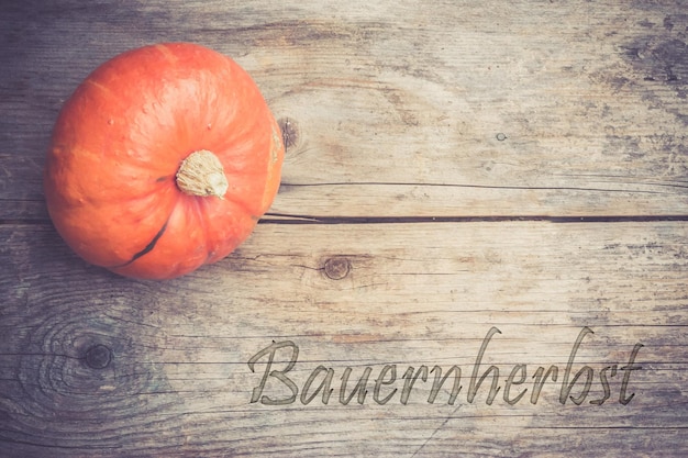 Herfst en oogst Pompoen ligt op een rustieke houten tafelBauernherbst