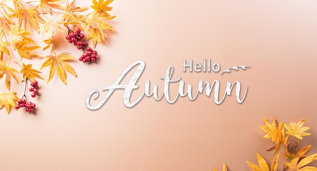Herfst en Thanksgiving decoratie concept gemaakt van herfstbladeren bes en pompoen op donkere achtergrond Plat lag bovenaanzicht met kopieerruimte