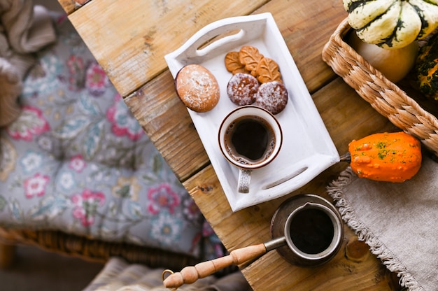 Herfst en winter huis stilleven. Uitzicht van boven. Het concept van huiselijke sfeer en inrichting. Houten tafel biscuit cookies met kaneel.