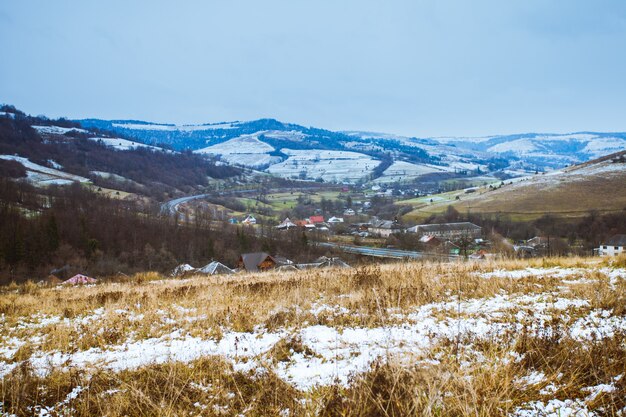 Herfst en winter ontmoeten elkaar op de velden. Pastoraal landschap