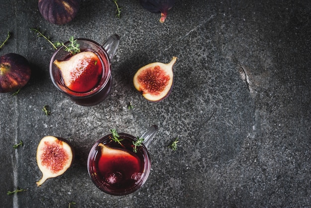 Herfst en winter rode sangria-cocktail met tijm en vijgen