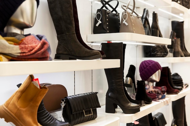 Foto herfst- en winterschoenen en tassen op de planken in de winkel.