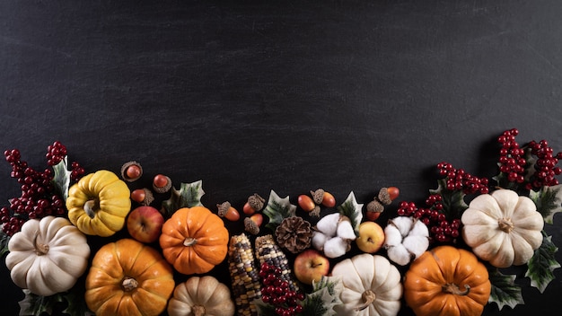 Herfst esdoorn bladeren pompoen voor thanksgiving day.