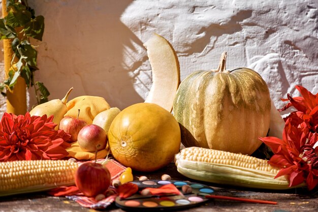 Herfst esthetische eerlijke gele fruit groenten met heldere verf borstel pompoen peren appel en meloen Thanksgiving Day concept Herfst stilleven met rode georgine moderne schaduwen