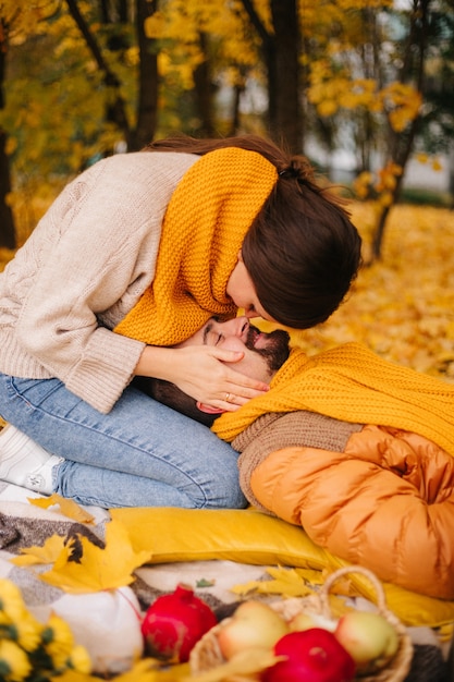 Herfst fotosessie in het park. Gelukkig gezin.