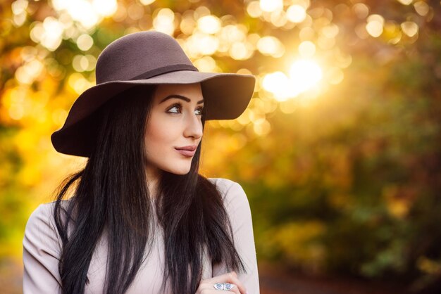 Herfst fotoshoot van een schattige jonge vrouw met een hoed een harmonieuze mix van stijl en de natuurlijke wereld