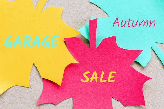 Herfst garage sale aankondiging op papier bladeren achtergrond