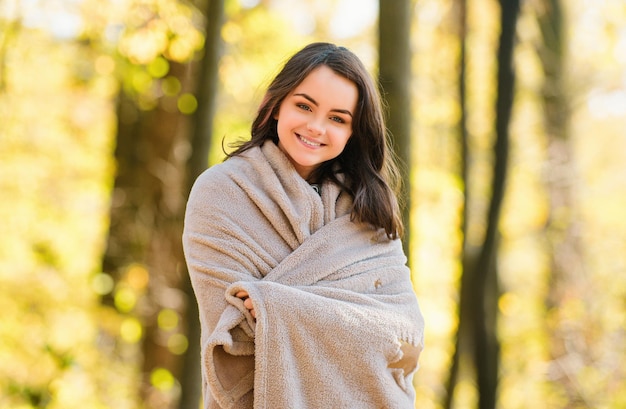 Herfst gelukkige tiener schattig tienermeisje met bladeren op herfst natuur achtergrond