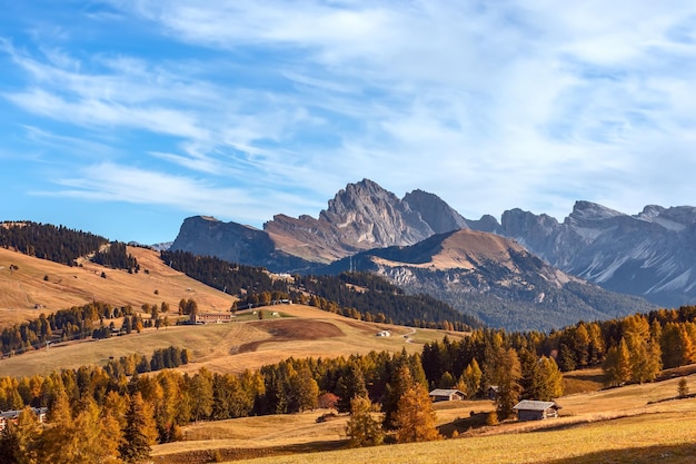 Herfst glooiende heuvels van Seiser Alm plateau en Langkofel Group bergen bereik Zuid-Tirol Italië