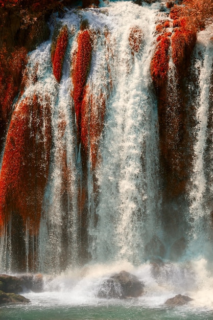 Herfst gouden kravice waterval op de rivier de trebizat in bosnië en herzegovina.