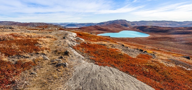 Herfst Groenlands oranje toendra landschap met meren en bergen op de achtergrond Kangerlussuaq Groenland