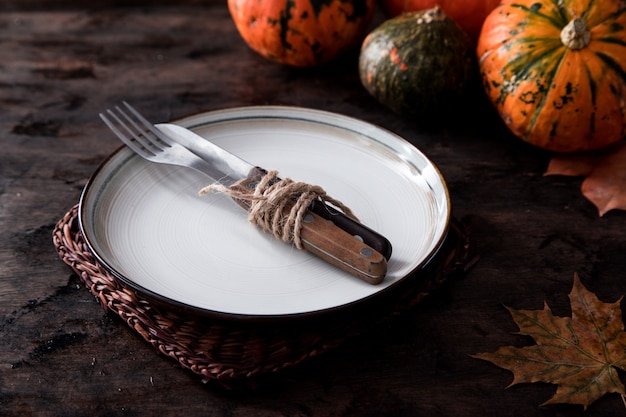 Herfst Halloween of thanksgiving day tabel instellen. Thanksgiving of herfstdiner. Thanksgiving herfst achtergrond