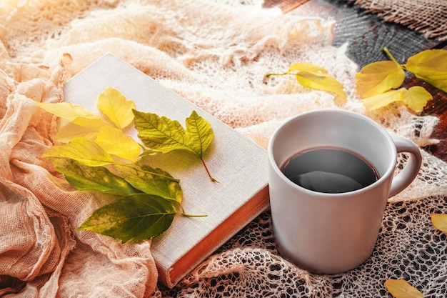 Herfst herfst laat hete dampende kop koffie en een warme sjaal op houten tafel achtergrond seizoensgebonden m...