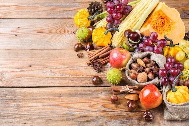 Herfst herfst oogst achtergrond met pompoen appel kastanje maïs