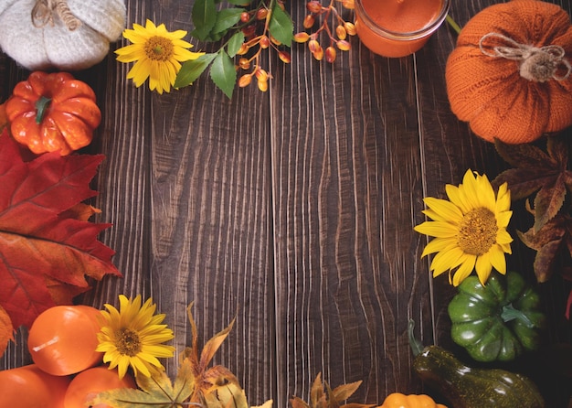 Herfst houten achtergrondframe met pompoenen, zonnebloemen en kaarsen Herfst oogstseizoen concept Kopieer ruimte bovenaanzicht mockup