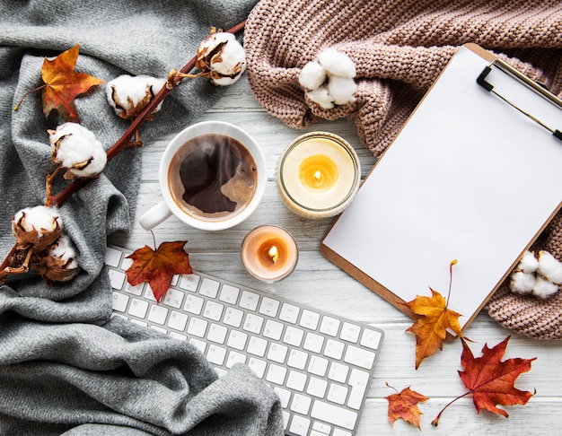 Foto herfst huis gezellige compositie met koffiekopje en toetsenbord