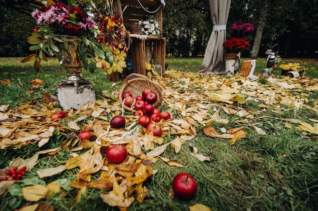 Herfst huwelijksceremonie op straat op het groene gazon.Decoratie met bogen van verse bloemen voor de ceremonie.