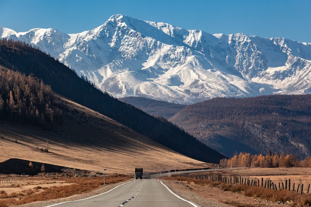 Herfst in het Altai-gebergte. Vrachtwagen op de weg