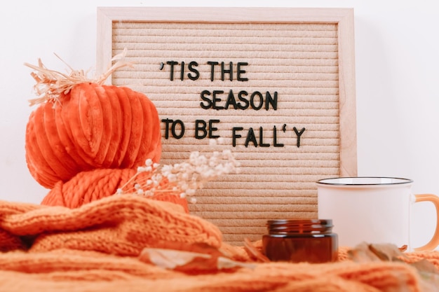 Foto herfst inscriptie op letterboard dit is het seizoen om fally te zijn hygge herfst gezellige sfeer comfort concept