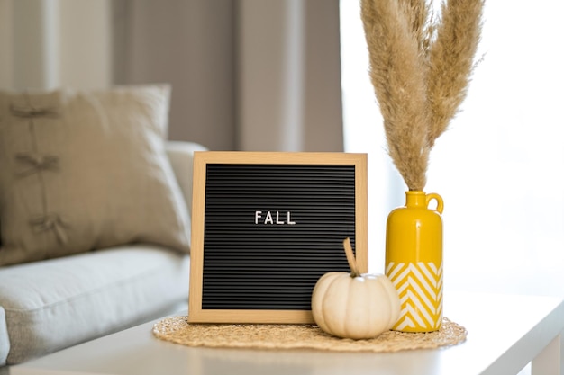 Herfst interieur samenstelling Word vallen op schoolbord witte pompoen Gezellig decoratie concept Halloween vakantie sfeer