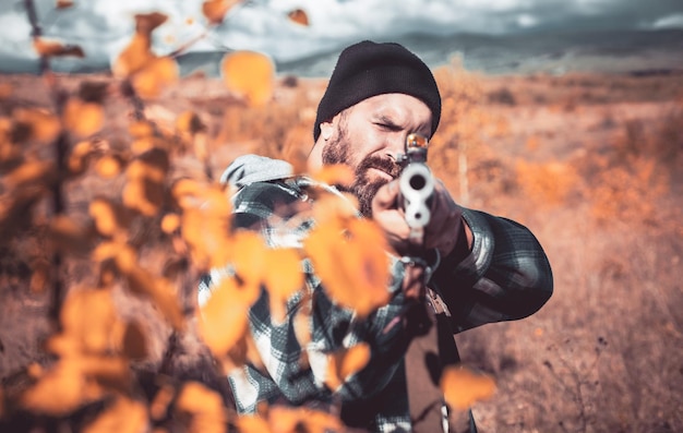 Foto herfst jachtseizoen close-up sluipschutters karabijn op de buiten jacht jager met jachtgeweer op jacht jagen zonder grenzen stroper in het bos