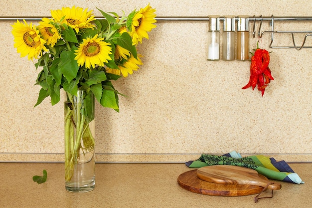 Herfst keukeninterieur en boeket zonnebloemen op een stenen aanrecht kopieer de ruimte