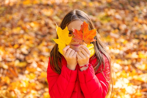 Herfst kind in het park met gele bladeren Selectieve aandacht Kid