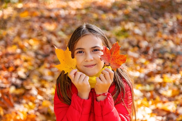 Herfst kind in het park met gele bladeren Selectieve aandacht Kid