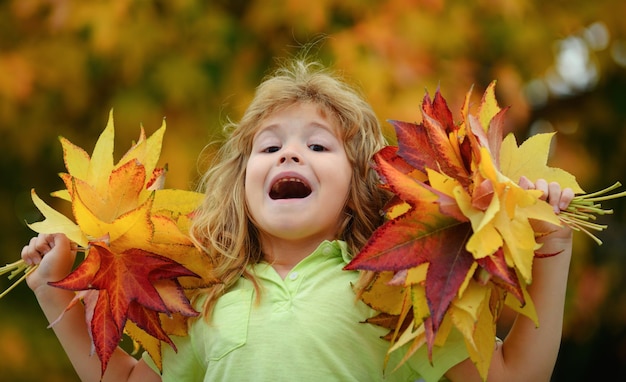 Herfst kinderen portret close-up klein kind spelen in de herfst op de natuurwandeling buiten activiteiten