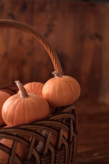 Herfst kleine oranje pompoen op een houten tafel, de oogst, het symbool van Halloween.