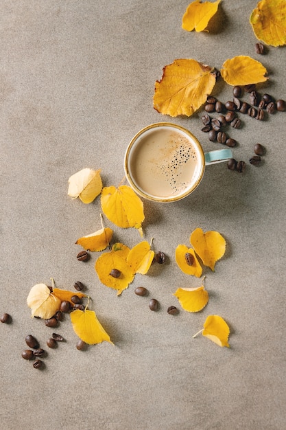 Herfst koffie met gele bladeren