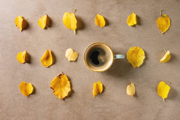 Herfst koffie met gele bladeren