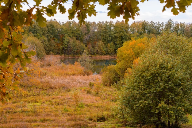 Herfst landschap in de buurt van het blauwe meer. Kazan, Rusland.