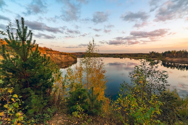 Herfst landschap met meer en wolken bij zonsondergang. regio Leningrad.