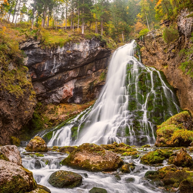 Herfst landschap met prachtige waterval in de bergen