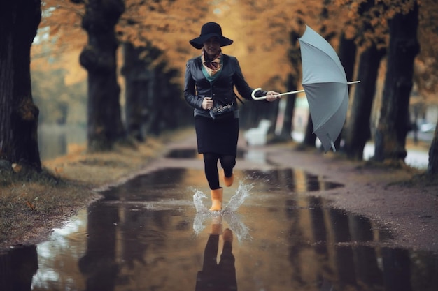 Herfst landschap stad vrouw paraplu regen plassen van gele bomen