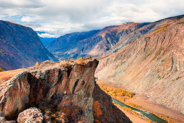 Herfst landschap van Chulyshman rivierkloof in Altai gebergte, Siberië, Rusland. Beroemde reisbestemming