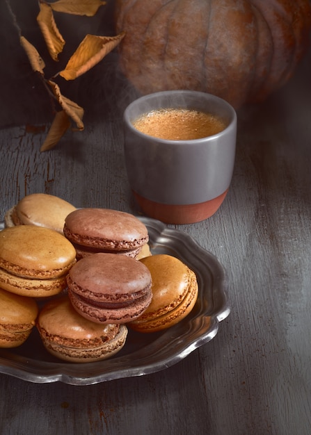 Herfst macarons met koffie op donker