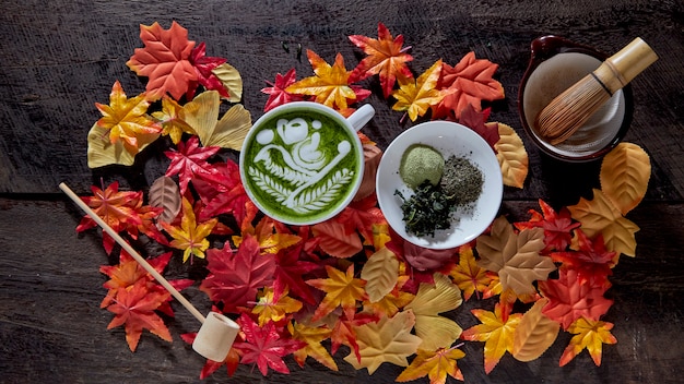 Herfst, matcha groene theekopje hout