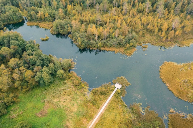 Herfst meer omgeven door bos Izvara park, district Volosovsky, regio Leningrad, Rusland. Luchtfoto