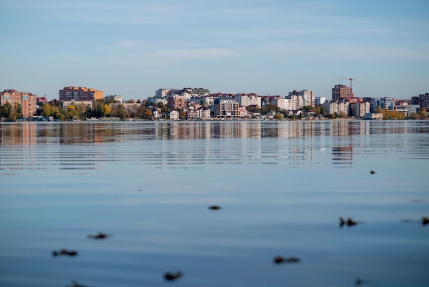 Herfst meer water huizen bladeren geel