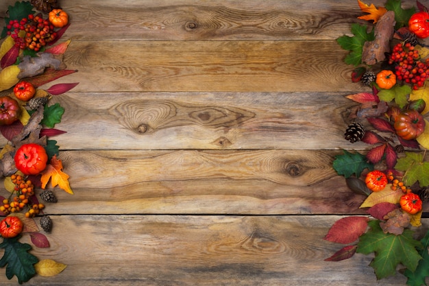 Herfst met bladeren en kegels op oude tafel